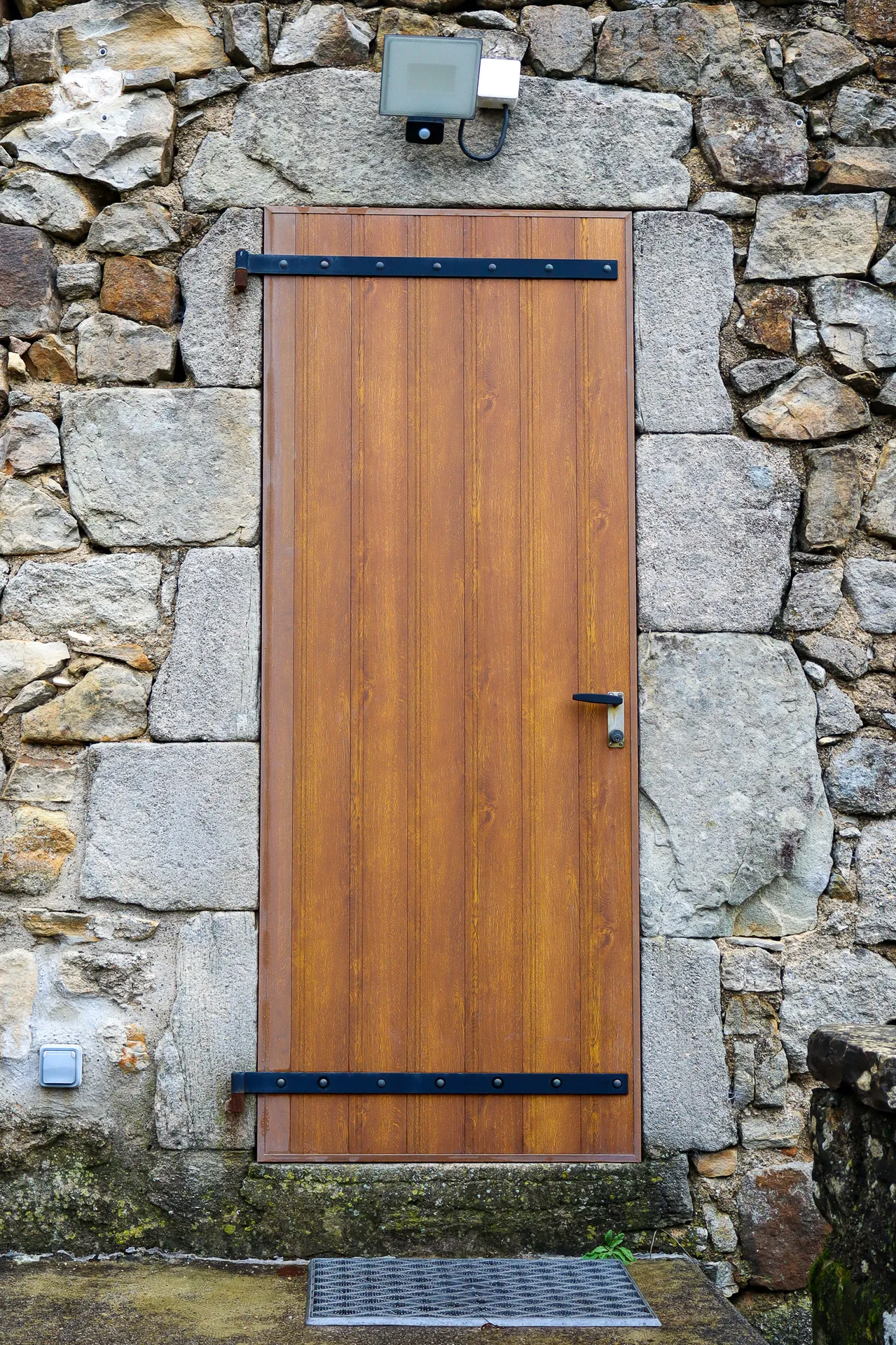 Rénovation de menuiseries d'une bâtisse en pierre à Joyeuse entre authenticité du chêne et pérennité de l'aluminium haut de gamme