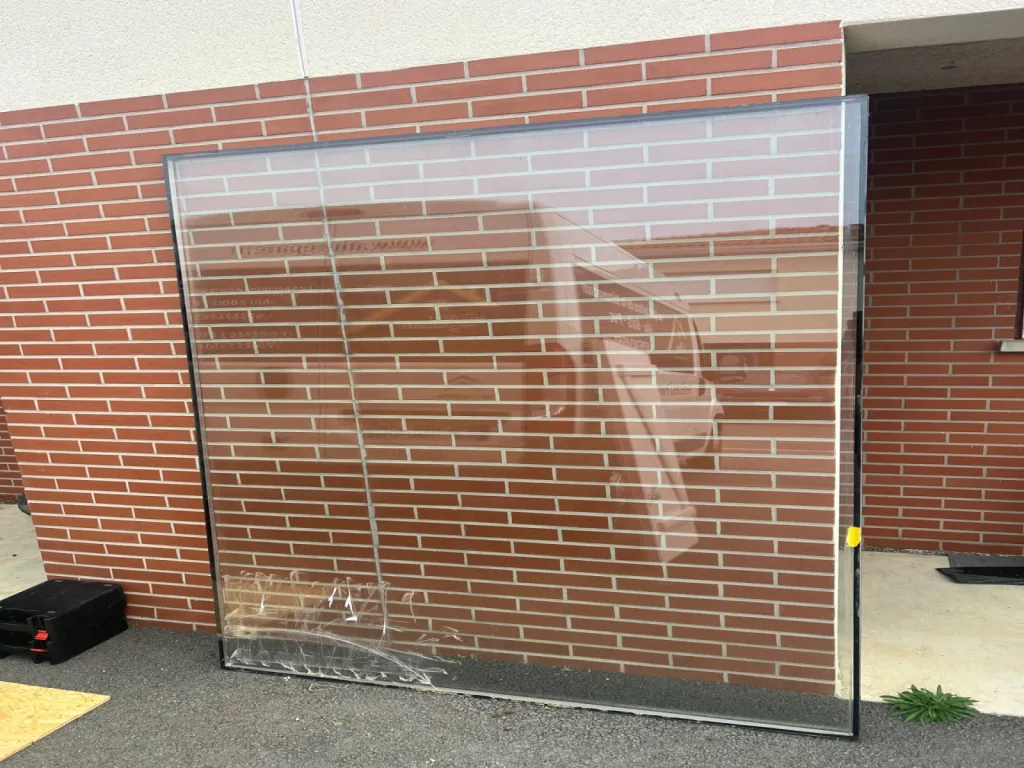 Remplacement vitrage isolant Planitherm XN sécurité Stadip avec dépose professionnelle menuiserie PVC villa Les Jardins d'émilie