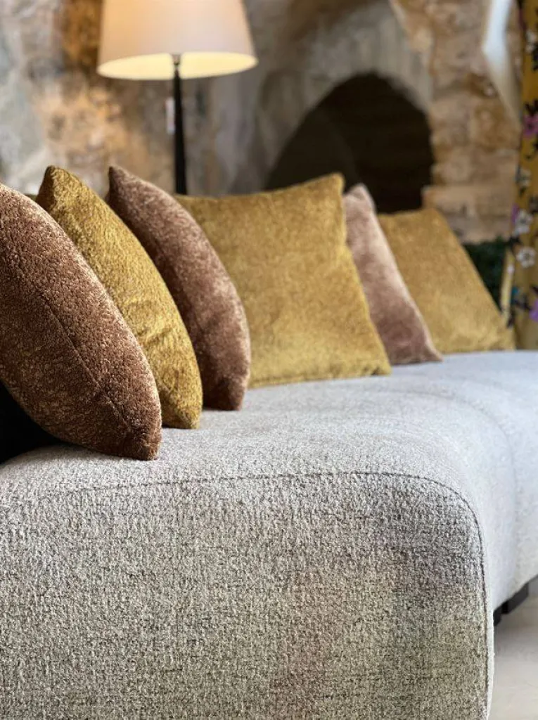 Chez Sacha le mobilier, les objets de décoration se mélangent avec talent à la mode.