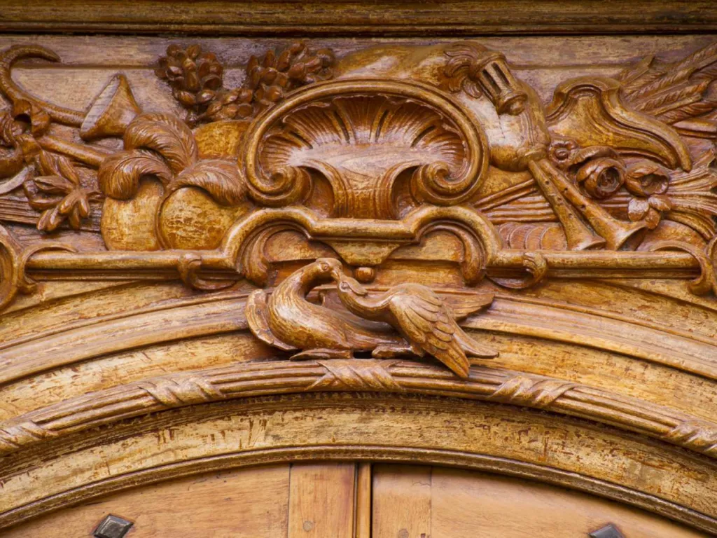 reportage photographique de la réhabilitation d'un hôtel particulier détail bois sculpté porte d'entrée