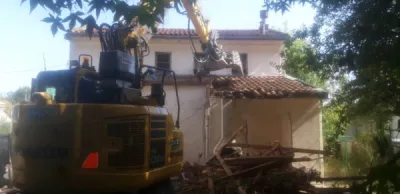 Démolition d une maison à étage  sur la commune de PESSAC