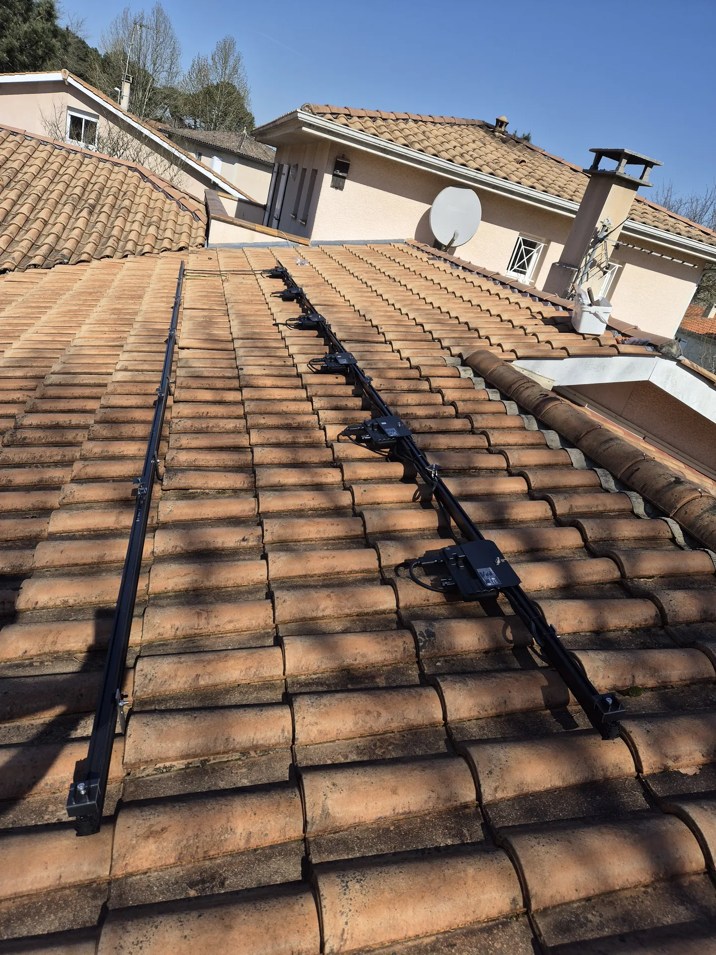 Installation des rails et micro-onduleurs WEST SOLAIRE