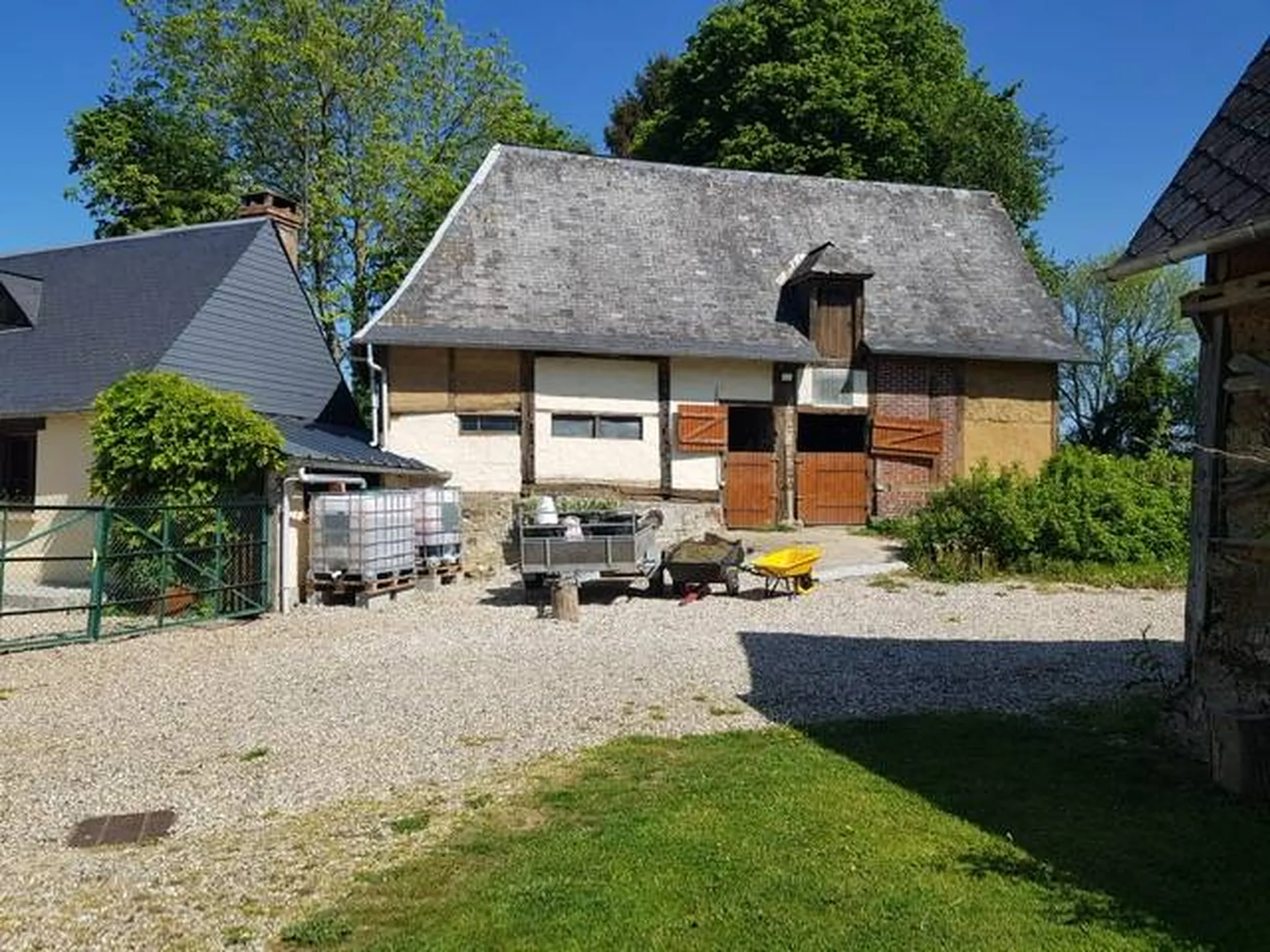Ravissante fermette normande sur 1.5 ha de prés, entre Neufchâtel en Bray et Forges les eaux, calme absolu. Normandie