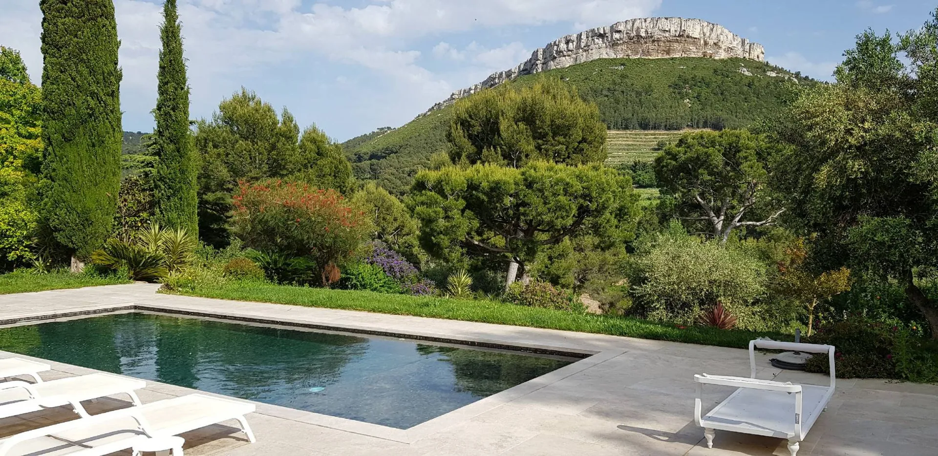 Cassis maison moderne dans cadre exceptionnel, prestations luxe et vue Couronne de Charlemagne
