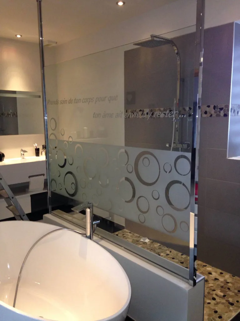 Pare douche personnalisé avec texte sablé installé à CHARNAY