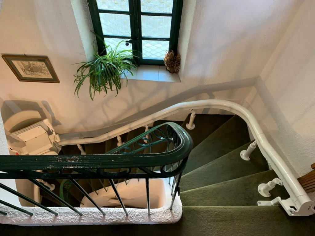 Installation d'un fauteuil monte-escalier OTOLIFT Modul'Air dans un escalier 2/4 tournant à Marseille