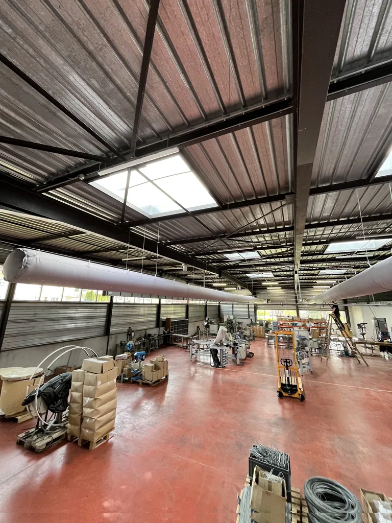 Pose d'un chauffage avec système de climatisation Panasonic pour un atelier de fabrication de brosses industrielles de 500 m2 à grande hauteur à Sancey dans le Doubs