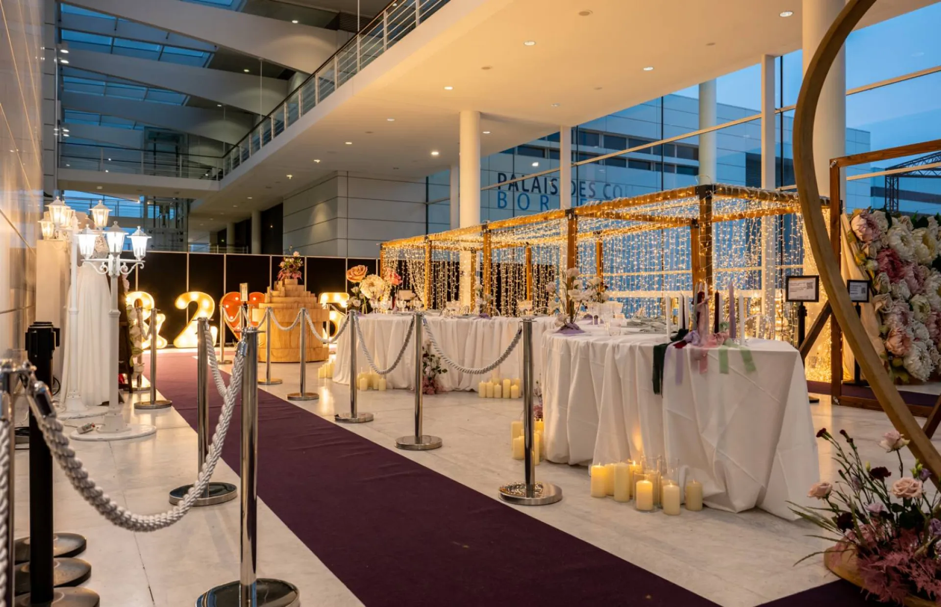 Scénographie commerciale d'entrée du hall du Palais des congrès pour La Maison du Mariage de Bordeaux 
