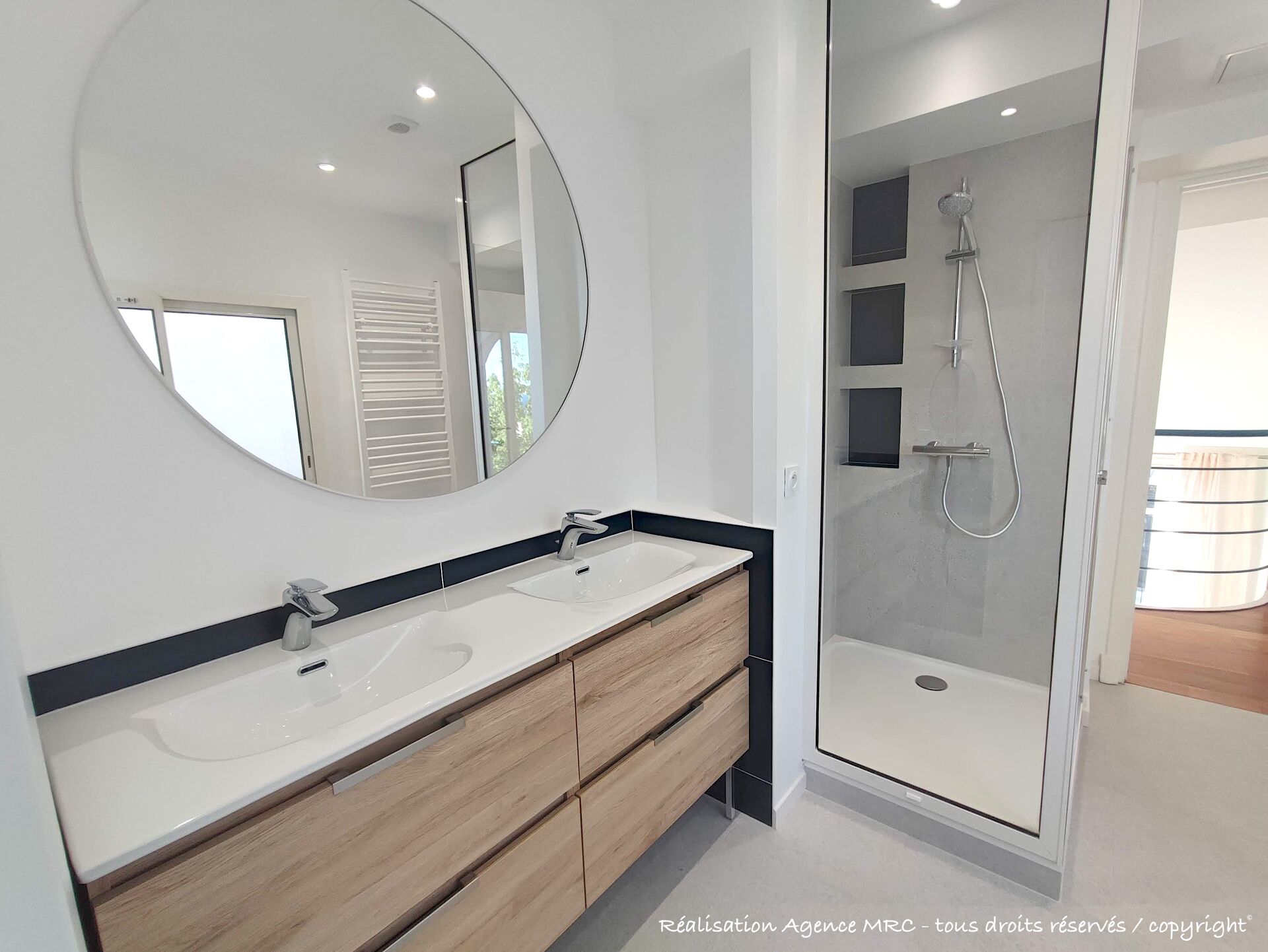 Transformation complète salle de bain appartement Art déco années 1930 Marseille 13007 faïence bleue carrelage 60x60 douche extra-plate par l'Agence MRC architecte d'intérieur