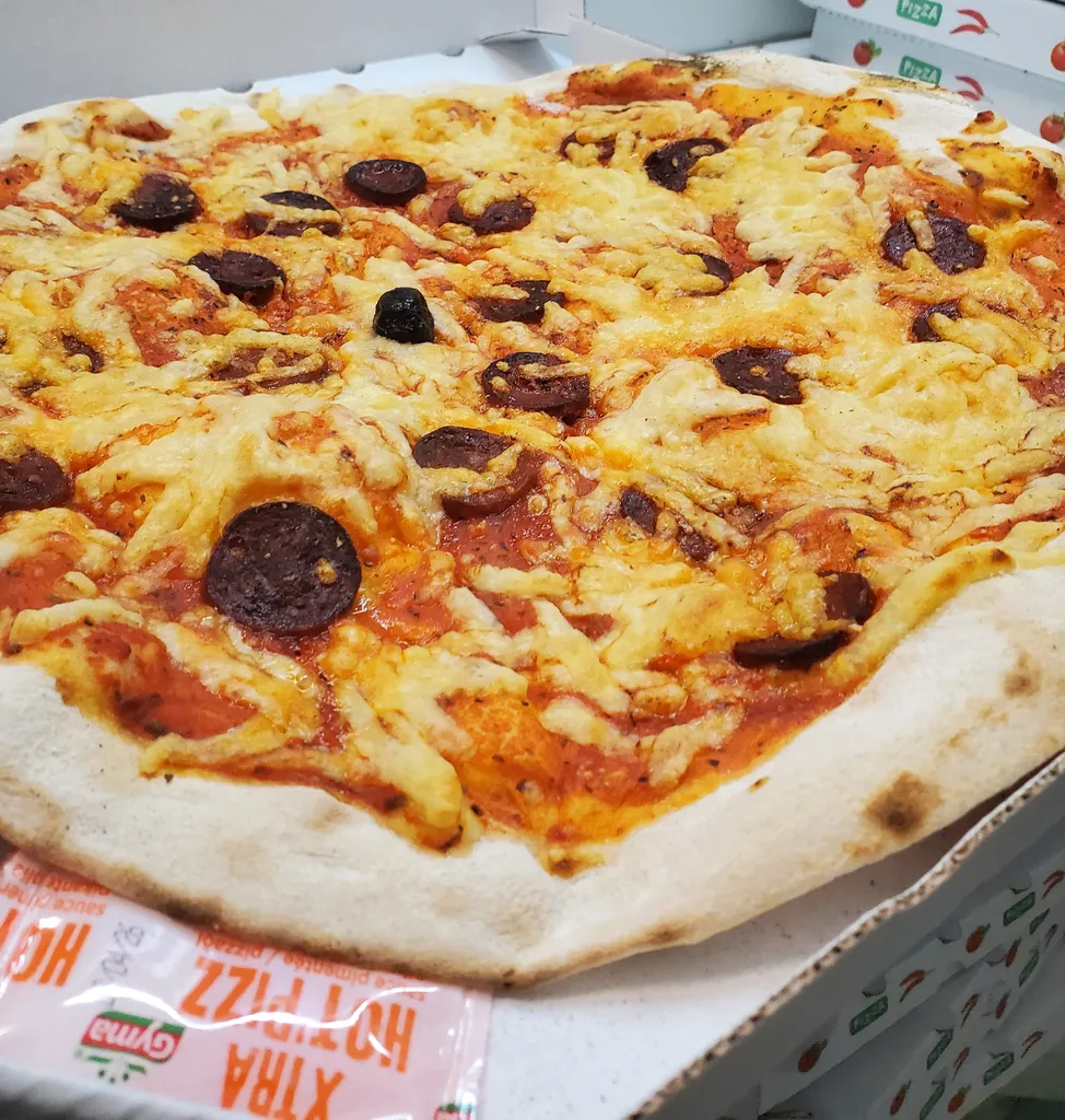 Pizza au Chorizo  de chez presto pizza cuite au feu de bois dans notre pizzeria à Salon de Provence livraison gratuite et à emporter