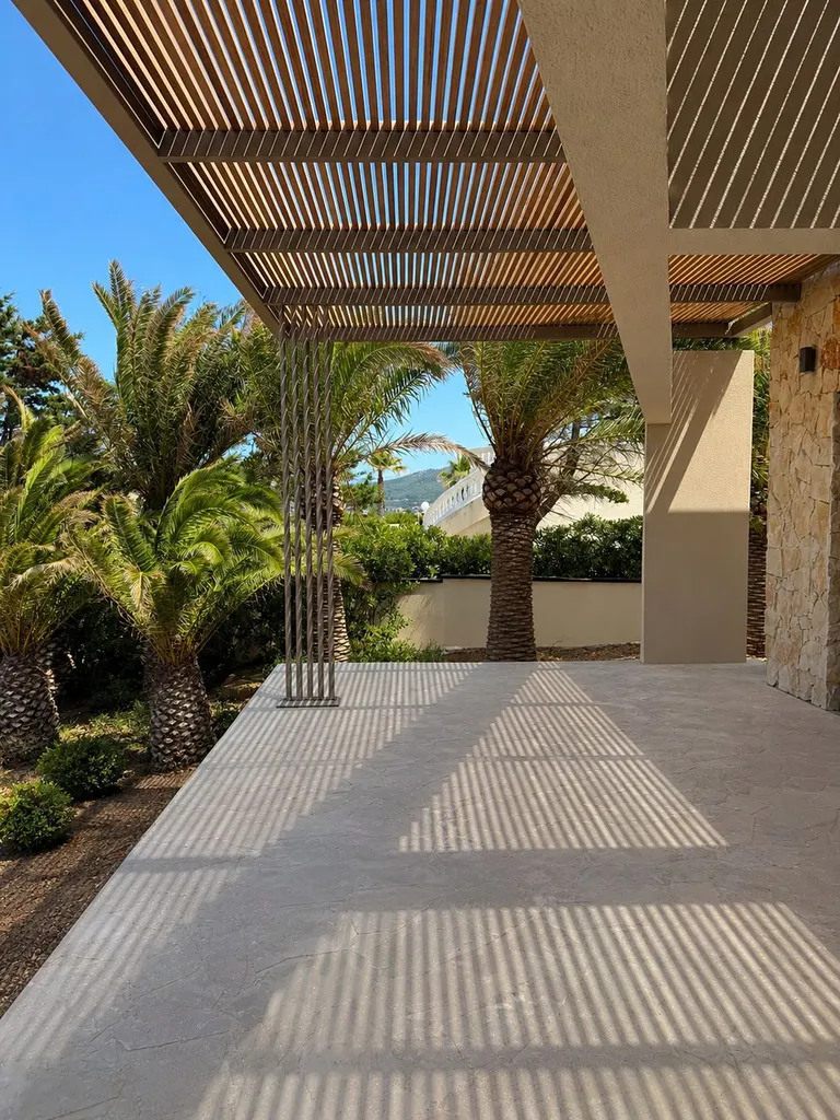 Pergola bois et acier sur mesure vue de dessous, terrasse d'une villa à Carry-le-Rouet
