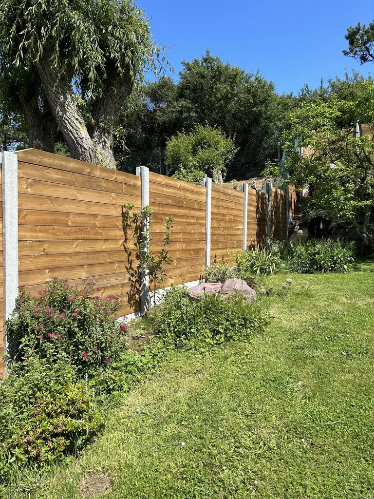 Installation de Clôture Occultante Mixte Béton et Bois, Lames Horizontales Sur-Mesure à Bernay dans l'Eure 27 et Serquigny