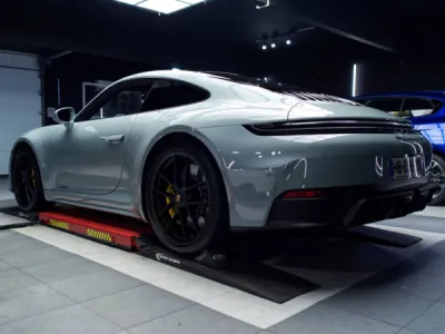 Chaque détail de cette Porsche 992 Carrera 4 GTS est sublimé par le PPF film de protection XPEL, assurant une carrosserie sans défaut et durablement protégée.
