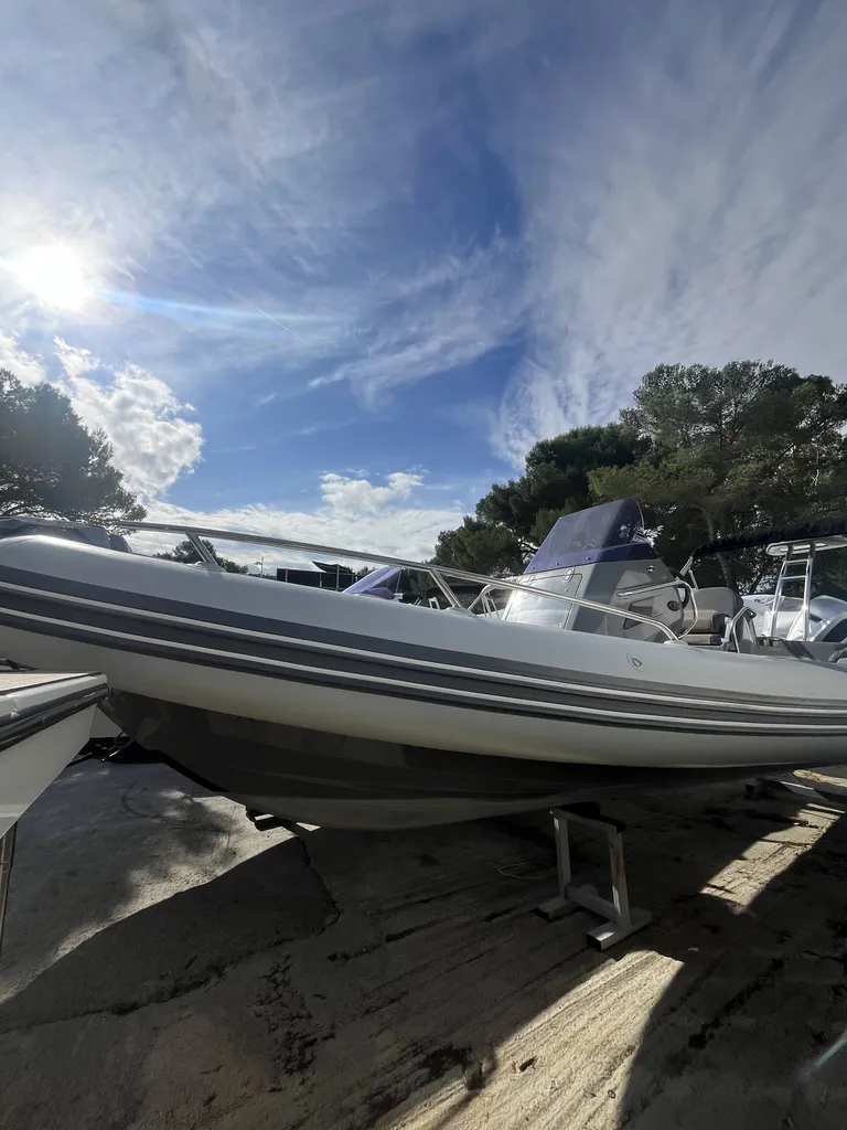 Vente d'un semi-rigide Grand Boats Golden Line G750 d'occasion équipé d'un moteur Honda BF250 disponible à La Londe les Maures près de Hyères
