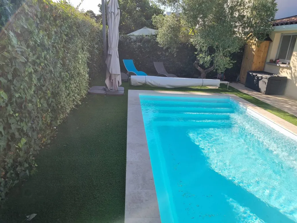piscine avec escaler et volet déroulant