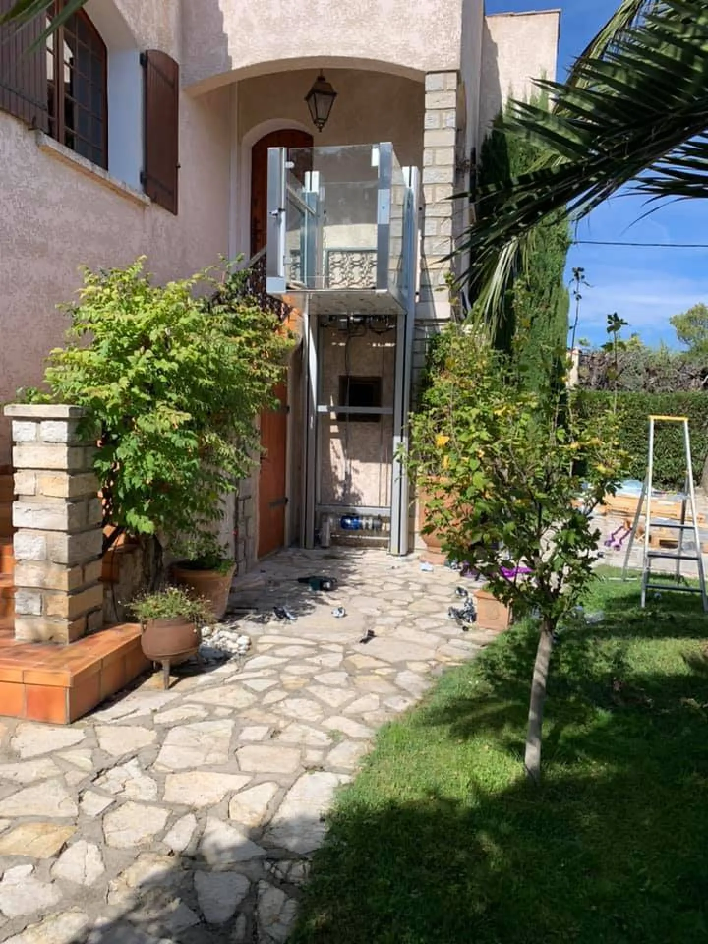 Livraison et installation d'une plateforme élévatrice Barduva RB150 dans une maison à Roquefort la Bédoule près de Cassis