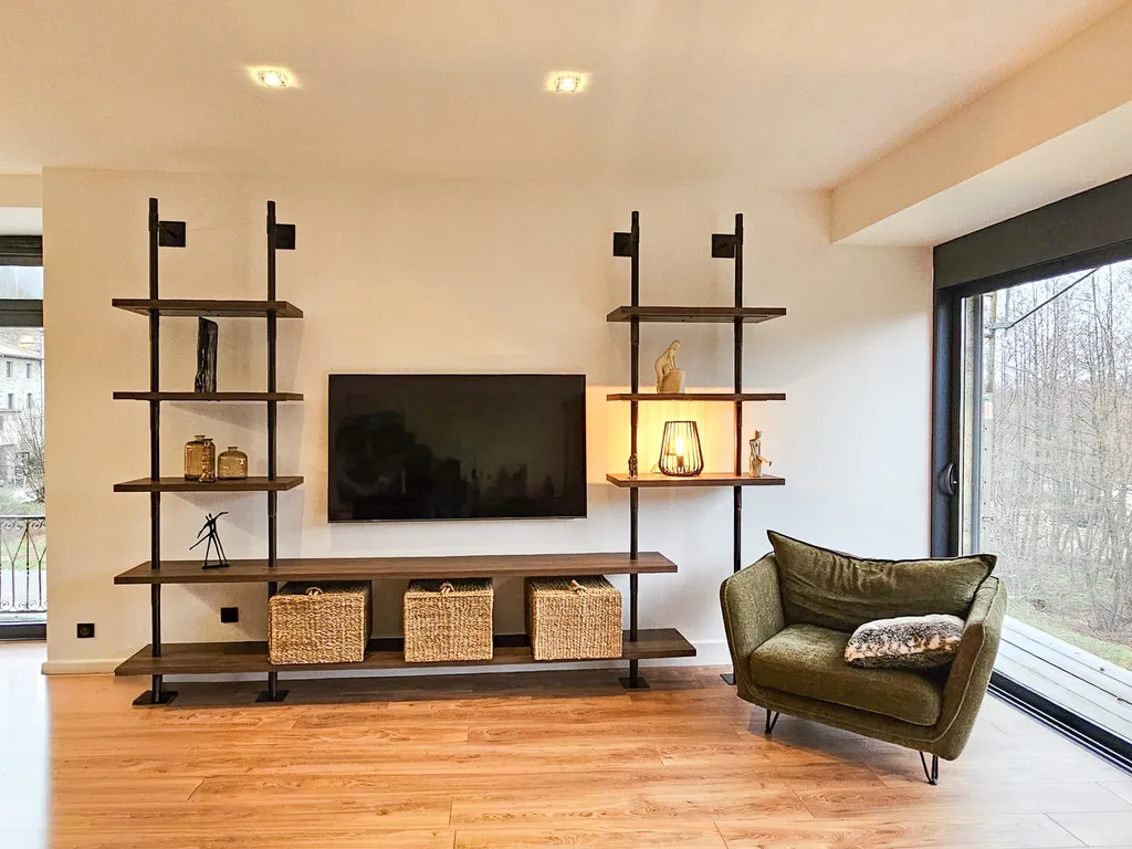 Meuble TV sur mesure Bois & Fer avec niche lumineuse, 8 étagères 38 mm, réalisé à Jaujac près d’Aubenas