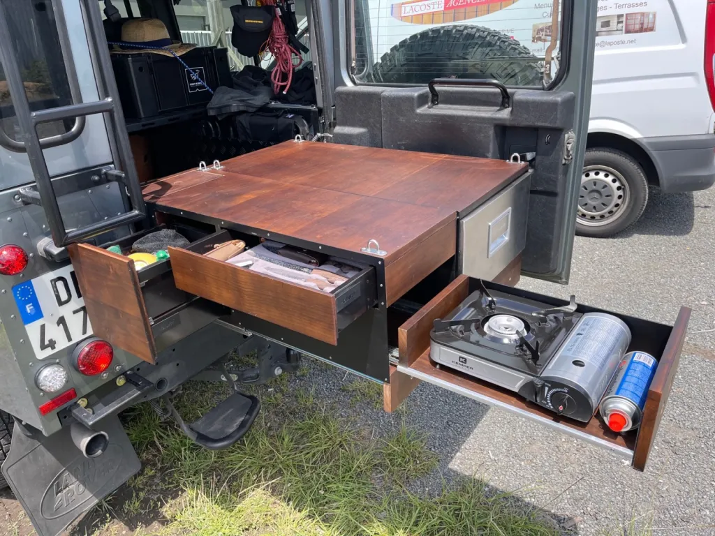 Agencement intérieur d’un 4X4 défender pour le voyage à Bordeaux