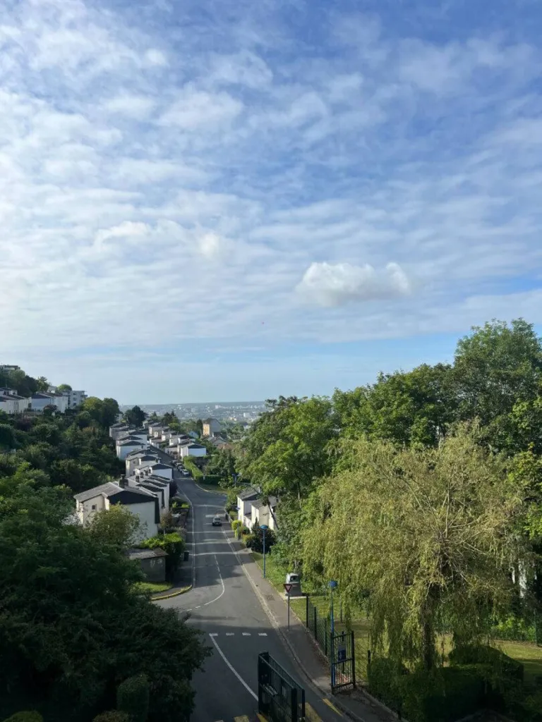 Immeuble verdoyant, calme et sécurisé