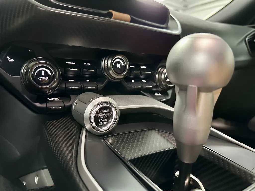 Traitement céramique Lyon protection carosserie Aston Martin Valour 