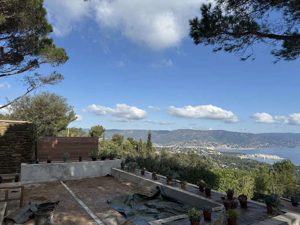 Création de massif exotique avec cactées, galets décoratifs et arrosage automatique pour villa à Bormes-les-Mimosas