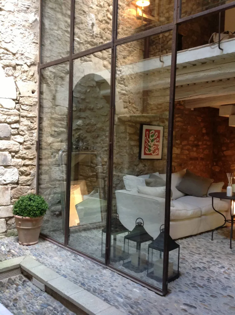 Le charme fou d'une maison de village restaurée par Sacha Houant dans le Luberon