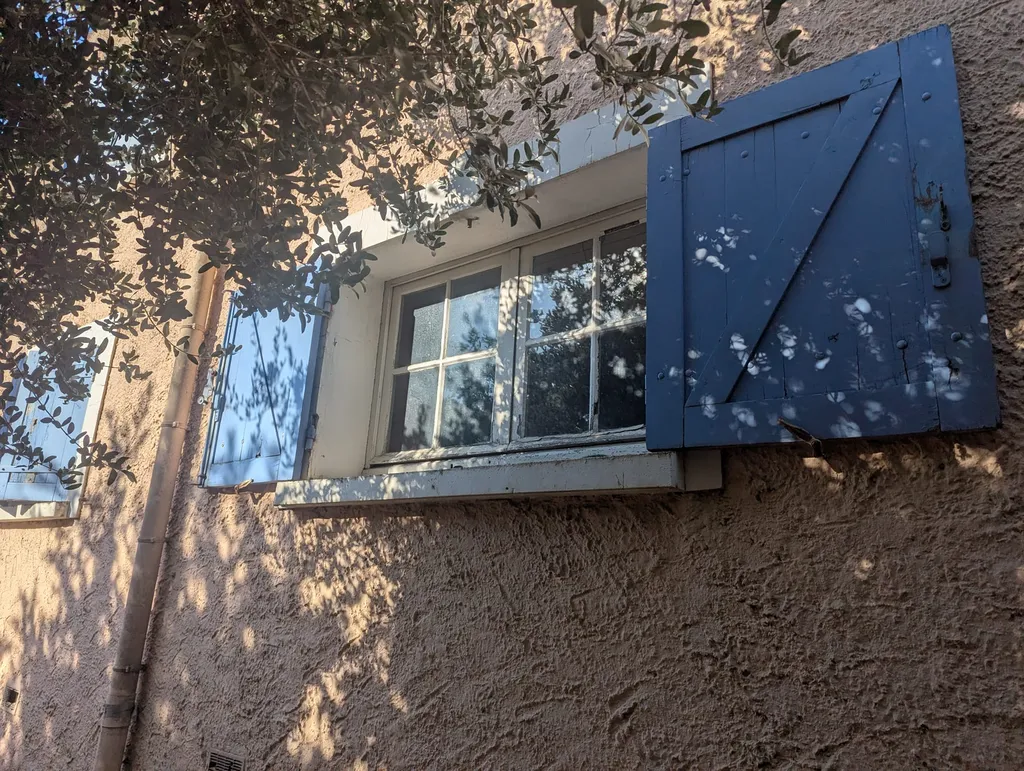 Installation volets battants aluminium vert 6021 avec pentures noires et finitions haute durabilité pour façade provençale