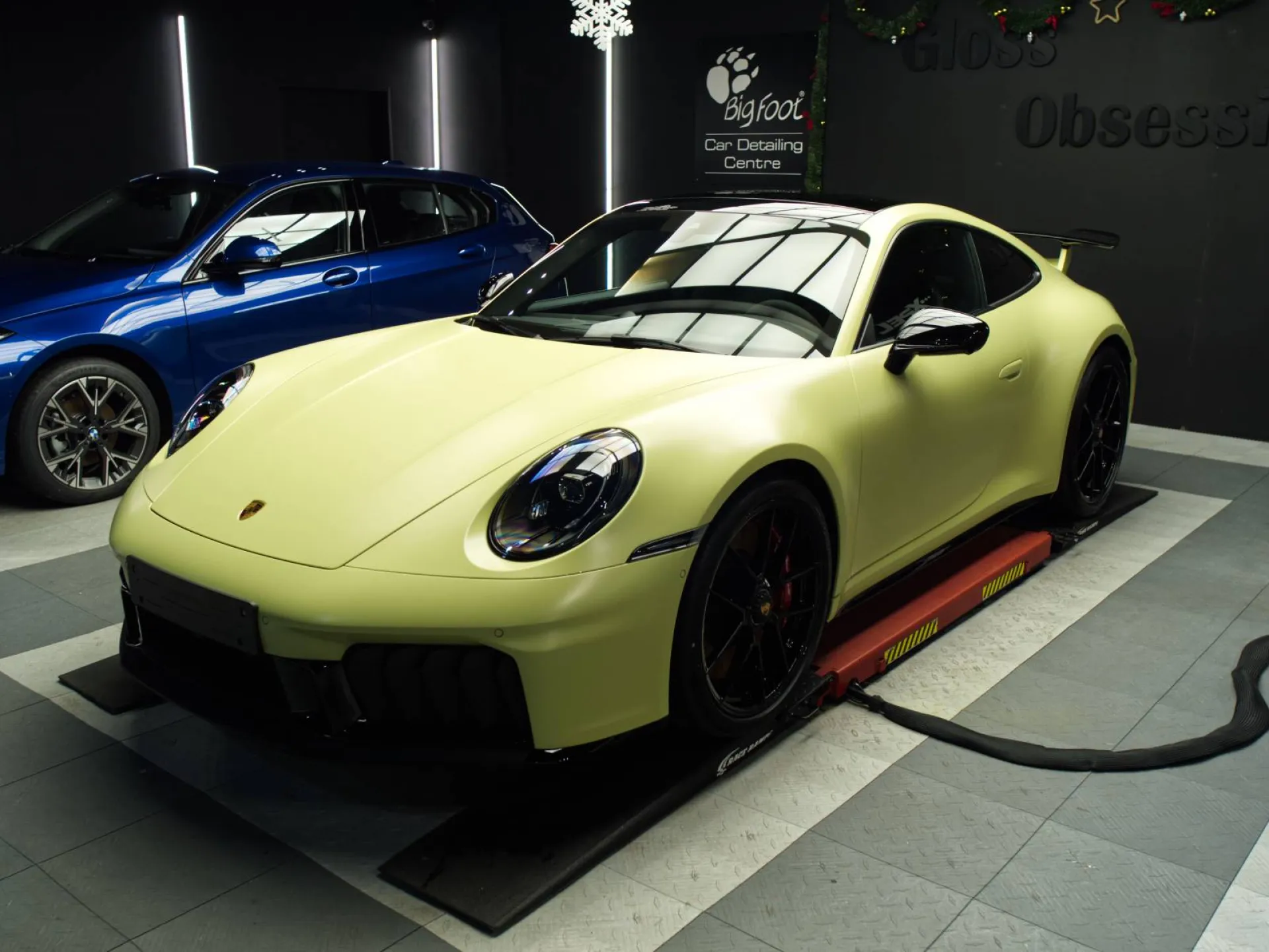 Conversion satinée sur Porsche 992 Carrera 4 GTS avec film PPF XPEL Stealth près de Lorient.