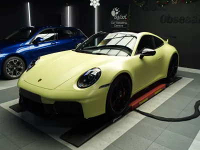 Conversion satinée sur Porsche 992 Carrera 4 GTS avec film PPF XPEL Stealth près de Lorient.