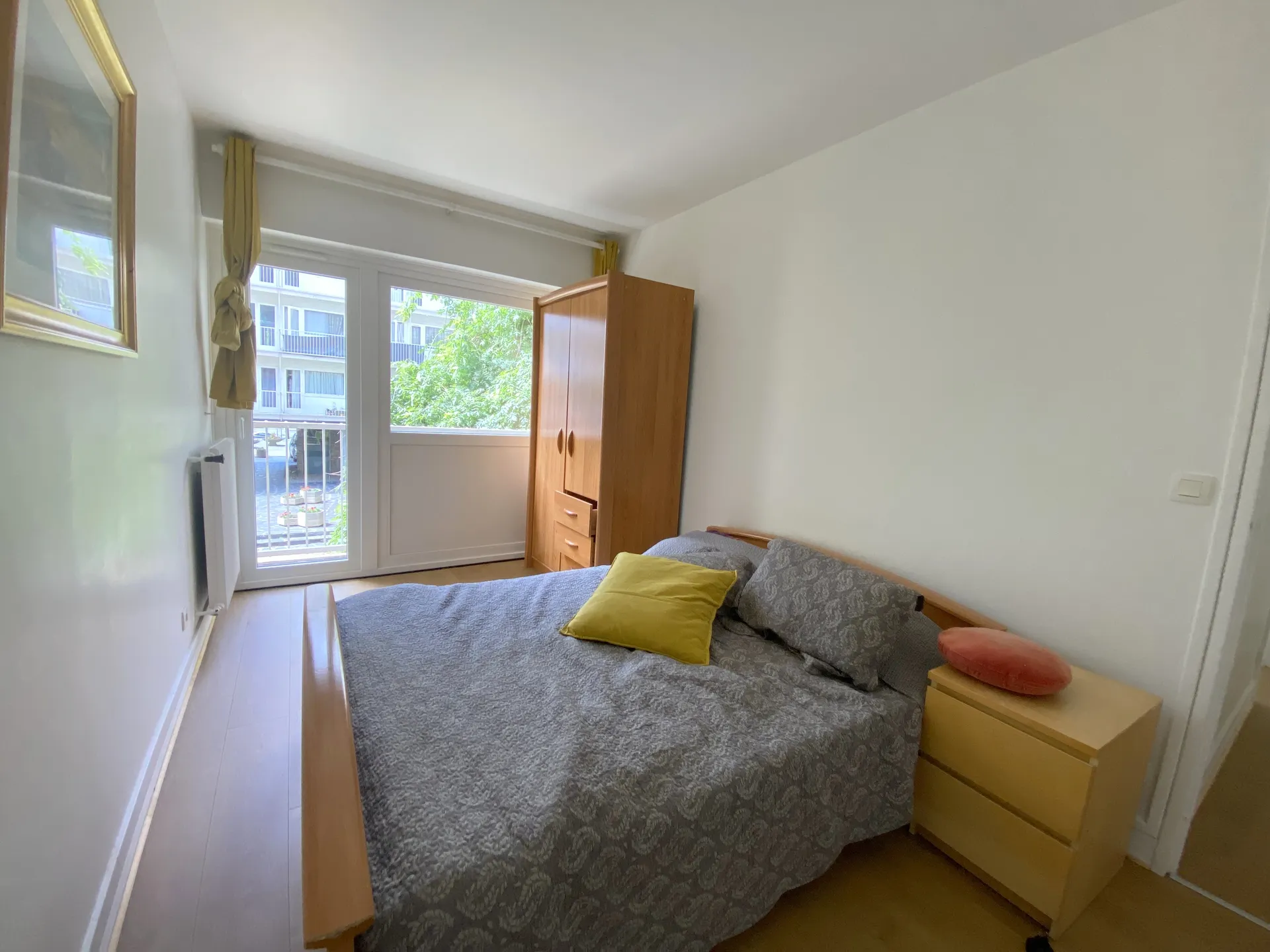 Le Pecq face à la Seine - un appartement de 4 pièces 3 chambres traversant avec ascenseur, cave et parking