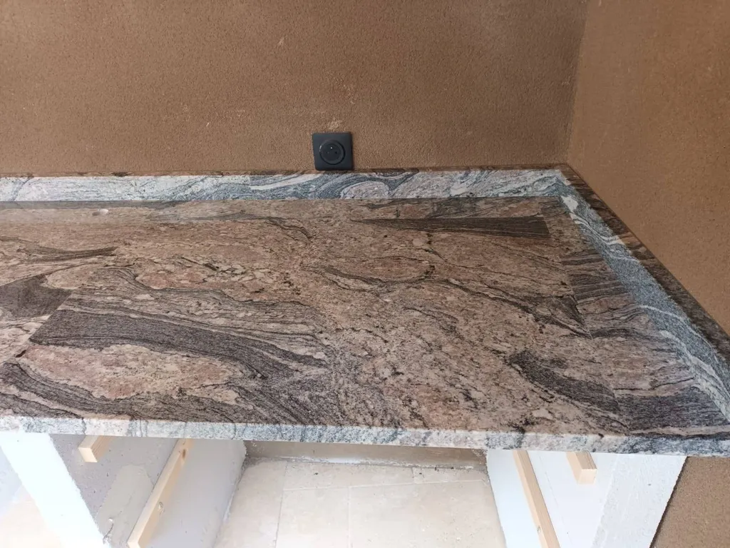 Réalisation et pose d'un pool house en granit piracema à beaucaire 