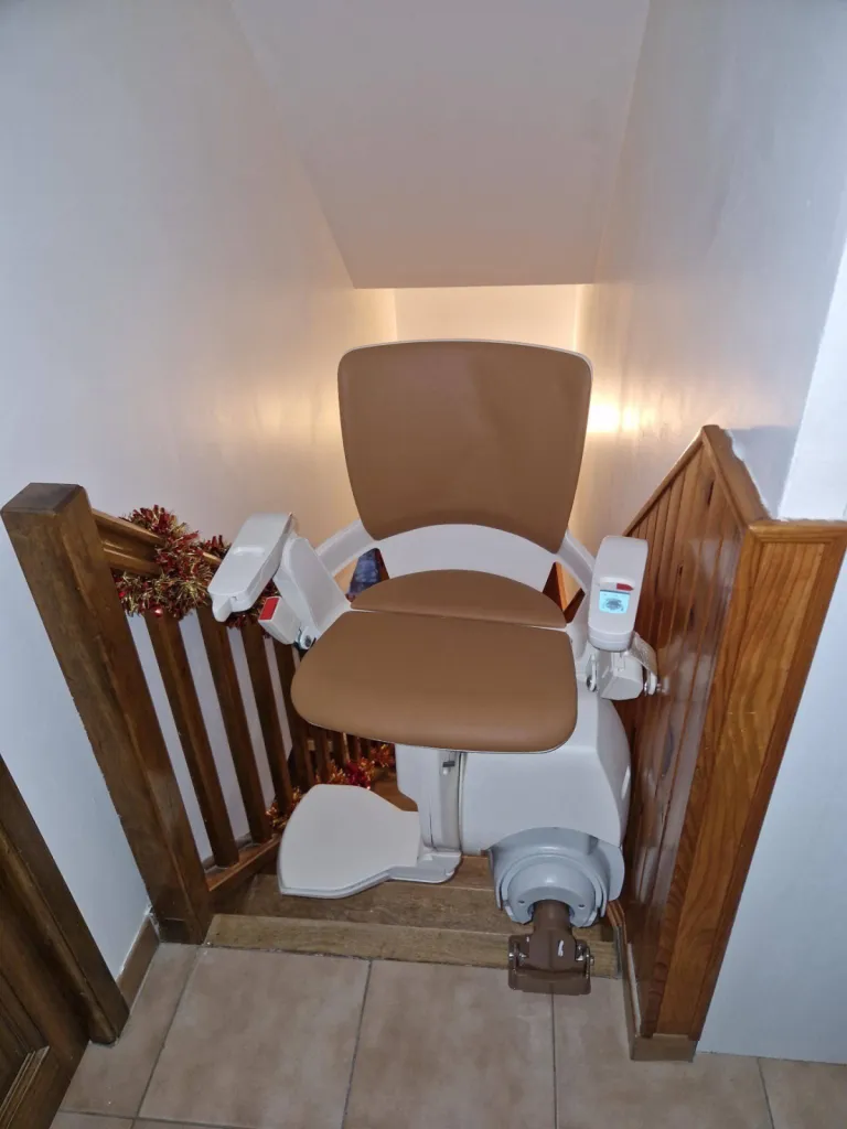 Une fois le pivot motorisé utilisé, le fauteuil monte escalier OTOLIFT Modul'Air Smart est prêt à vous embarquer ans cet escalier courbe près d'Aix en Provence 