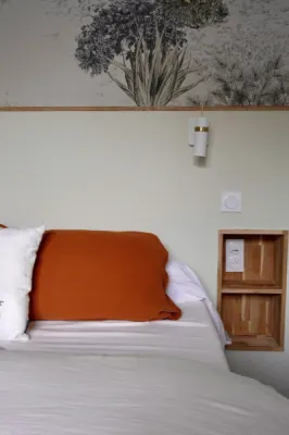 Tête de lit sur-mesure avec rangements intégrés pour optimiser l’espace, par l'Atelier D, architecte d'intérieur à Bordeaux