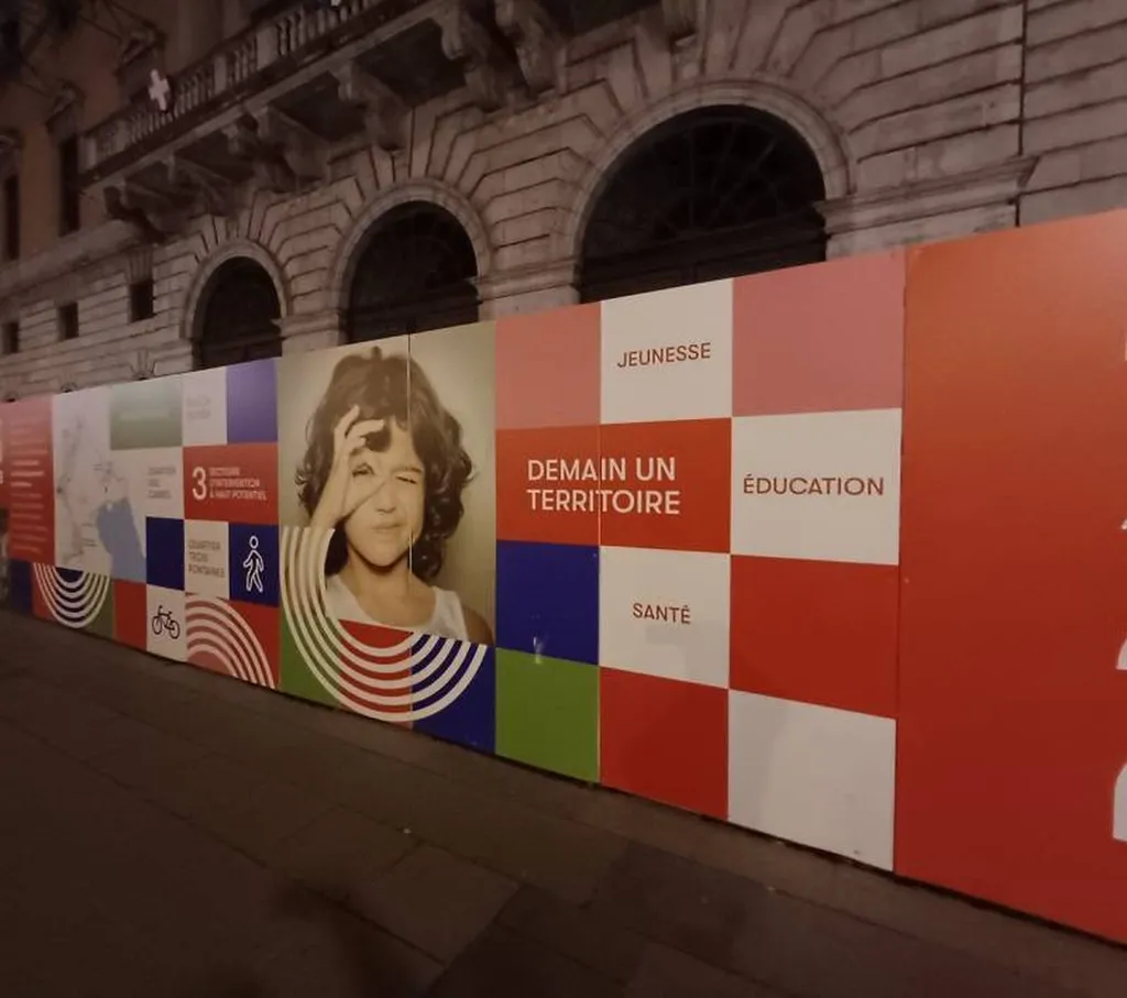 Notre zone d'activité pour ce serviceEnseigne drapeau ronde personnalisée en aluminium et plexiglas Roissy 95700 Val D'Oise vers Goussainville  pour une signalétique de boutique moderne, élégante et facilement identifiable de loin.