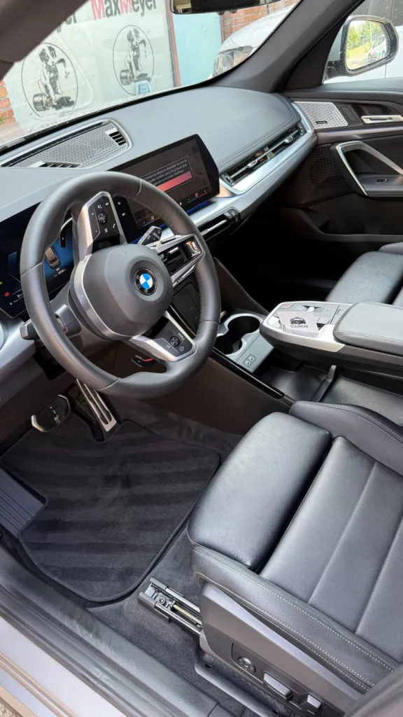 Rénovation intérieur complèt d’un BMW X1 avec un nettoyage en profondeur après passages des enfants et du chien à Saint-Etienne