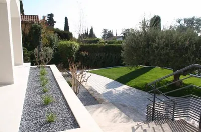 Aménagement paysager sur mesure avec des murets en pierre à Avignon 84000, parfait pour un jardin unique