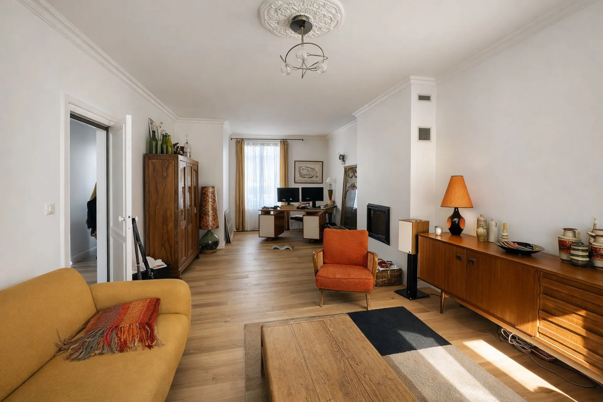 Salon lumineux avec coin bureau et insert bois