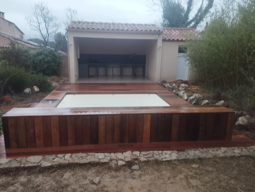 caisson en exotique itauba pour volet piscine a Castelnau-le-Lez à côté de Montpellier