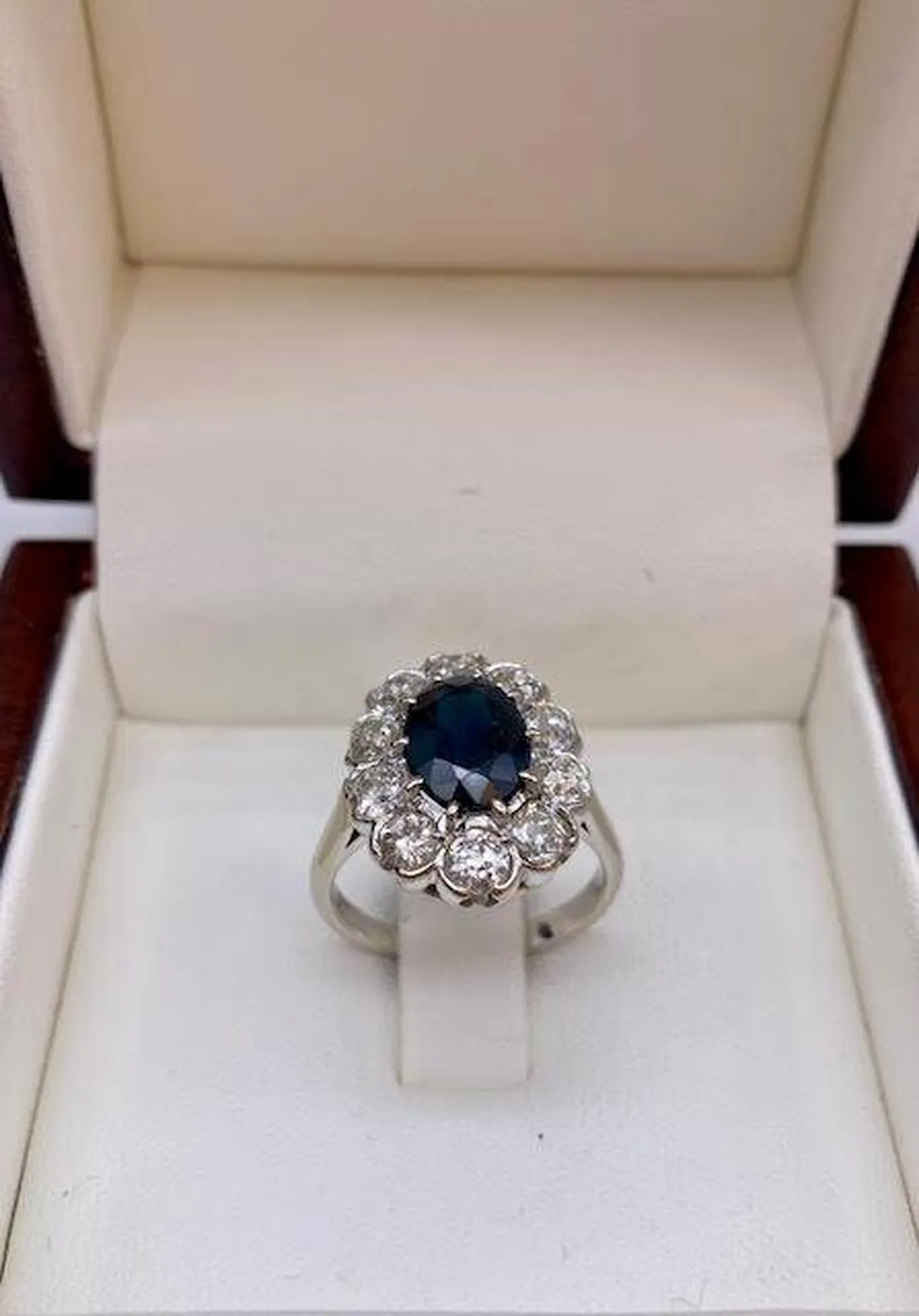 Or Ligne Présente: Une Bague Pompadour, Un Trésor du Passé sur le Bassin d'Arcachon