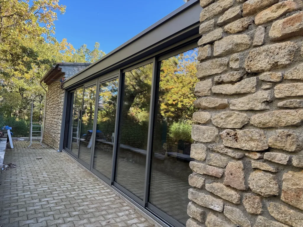 Mariage entre l'Aluminium et la pierre 