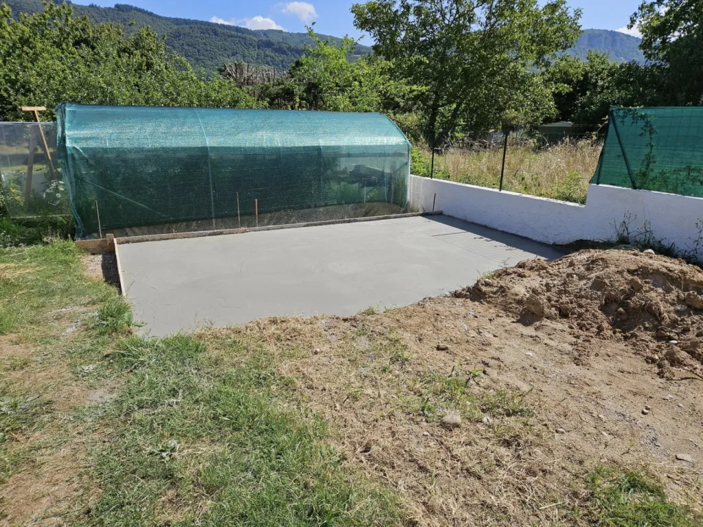 Entreprise de terrassement à Lyon pour création de 2 terrasses en béton dans le jardin d'une maison à Saint-Priest avec terrassement et muret de séparation