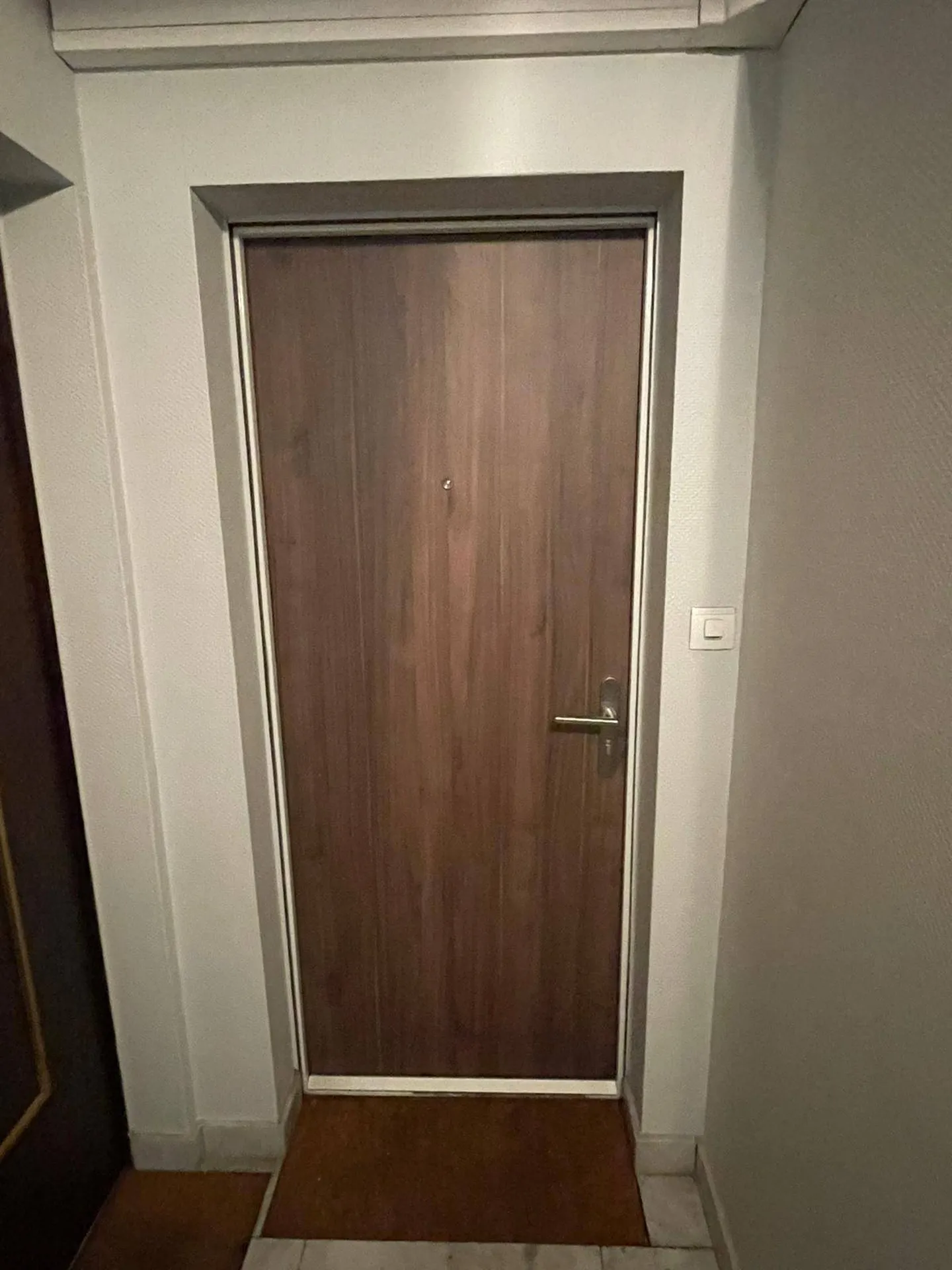 Remplacement d'une porte palière - porte d'appartement sur mesure à Toulouse (vue extérieure) - Réalisation By Eco Fenêtres 31140 - Travaux possible sur Cugnaux, Castanet, L'Union...