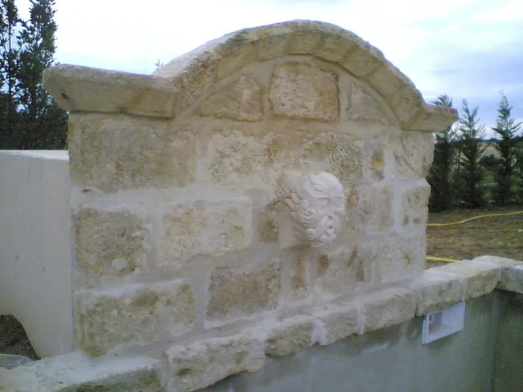 Fronton de bassin en pierres sèches