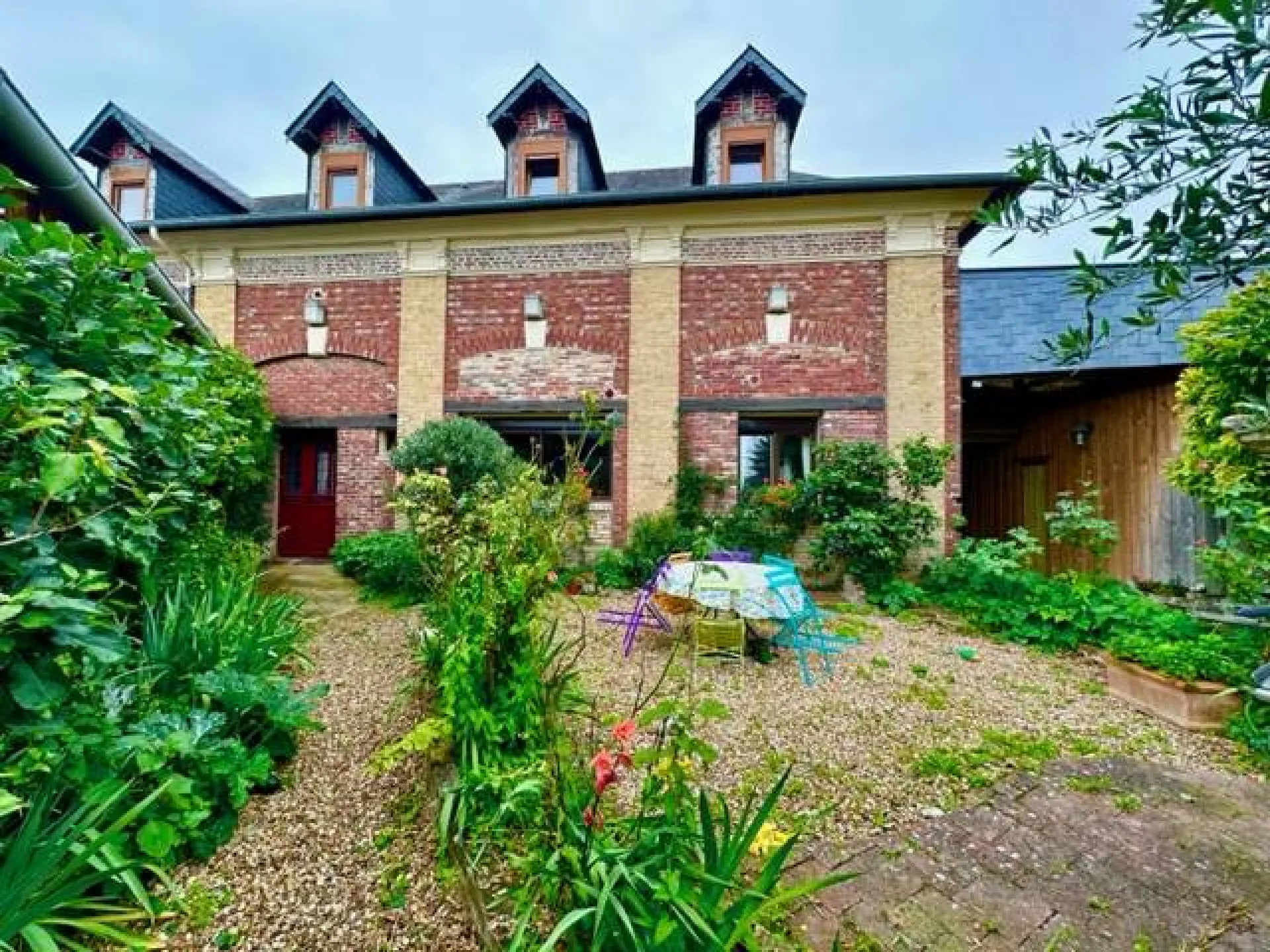 A saisir maison de briques de 220 m² habitables édifiée sur une parcelle de 1051 m² sur la commune de Saint Pierre Les Elbeuf