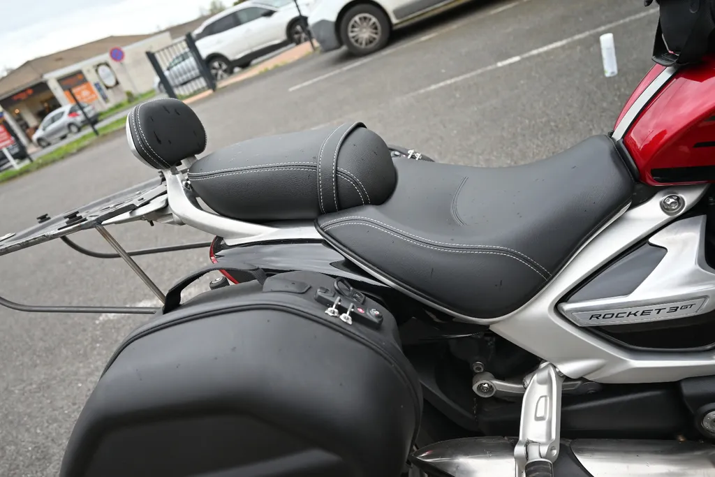Selle moto sur mesure : confort passager optimisé et assise élargie près de Libourne