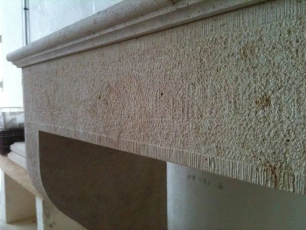 Linteau de cheminée en pierre de France. Dallage pierre de Dordogne sur RDV au showroom 36 rue de Bourgogne à Paris