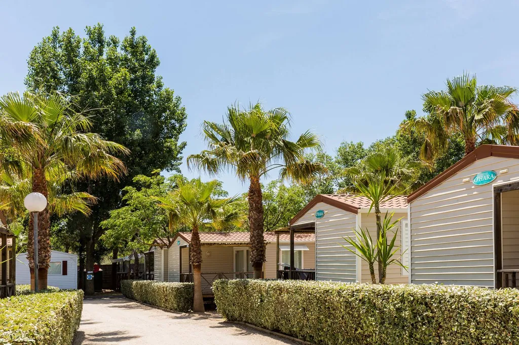 location de mobil home pour un week-end en Mai bord de plage en Camping .
