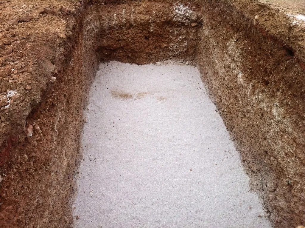 Entreprise d'assainissement réalisant le fond de fouille en gravier, Var