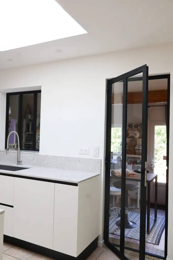 Verrière sur mesure pour apporter une luminosité naturelle entre une cuisine et un espace de travail