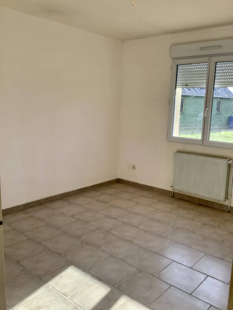 une grande salle de bains avec WC séparé